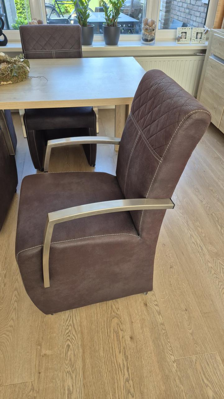 Tafel met stoelen