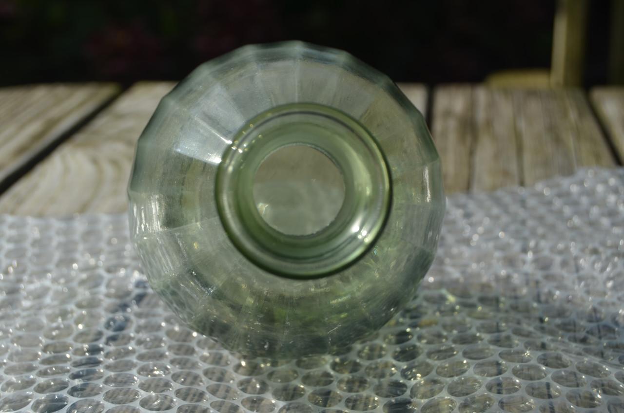 L. groen klein geblazen bolvaasje in goede staat, Copier 1932