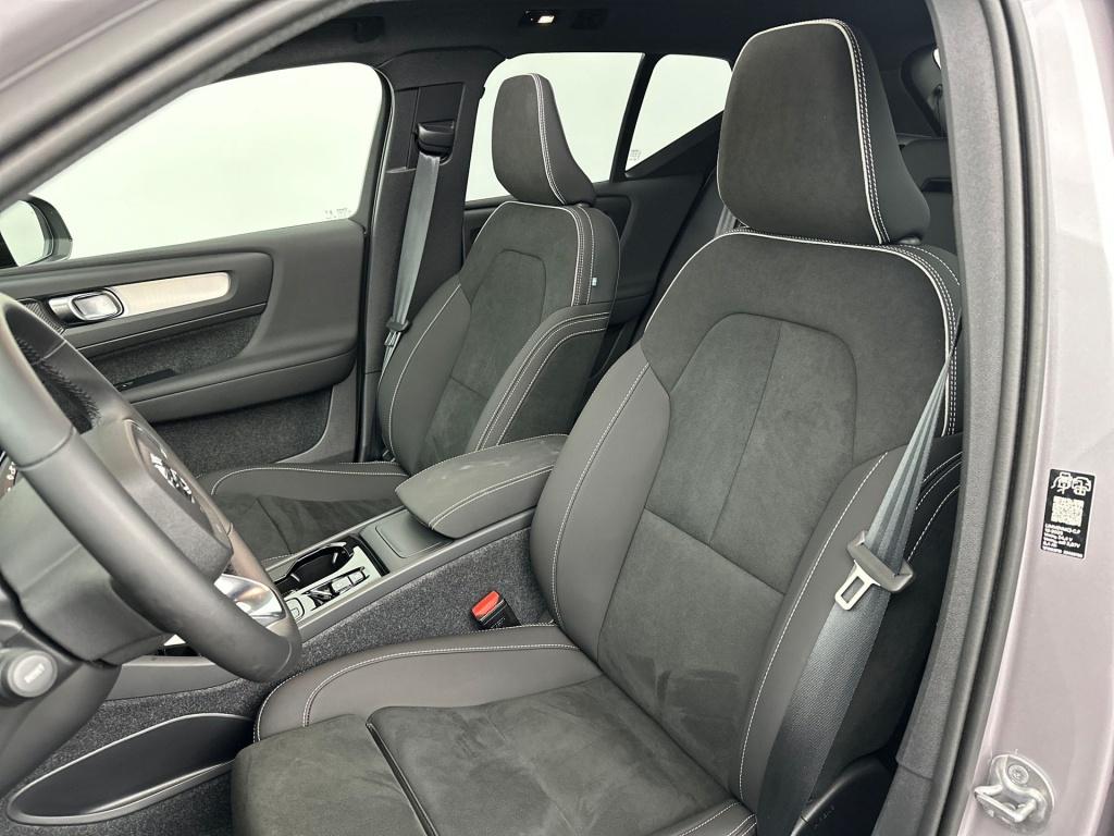 Volvo XC40 b4 197pk plus dark| pano| trekhaak| camera| elek.stoelen