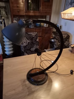 Te koop mooie industriële lamp gemaakt van fietswiel