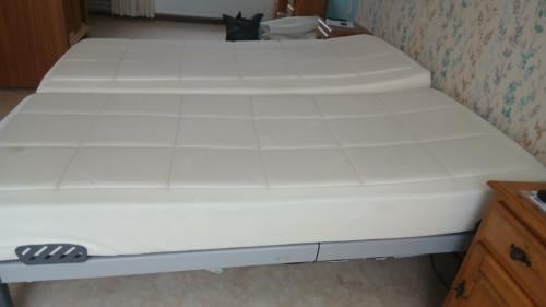 Bed met schotelbodem 2x 90 x 200 elektrisch verstelbaar 2x eenpersoons