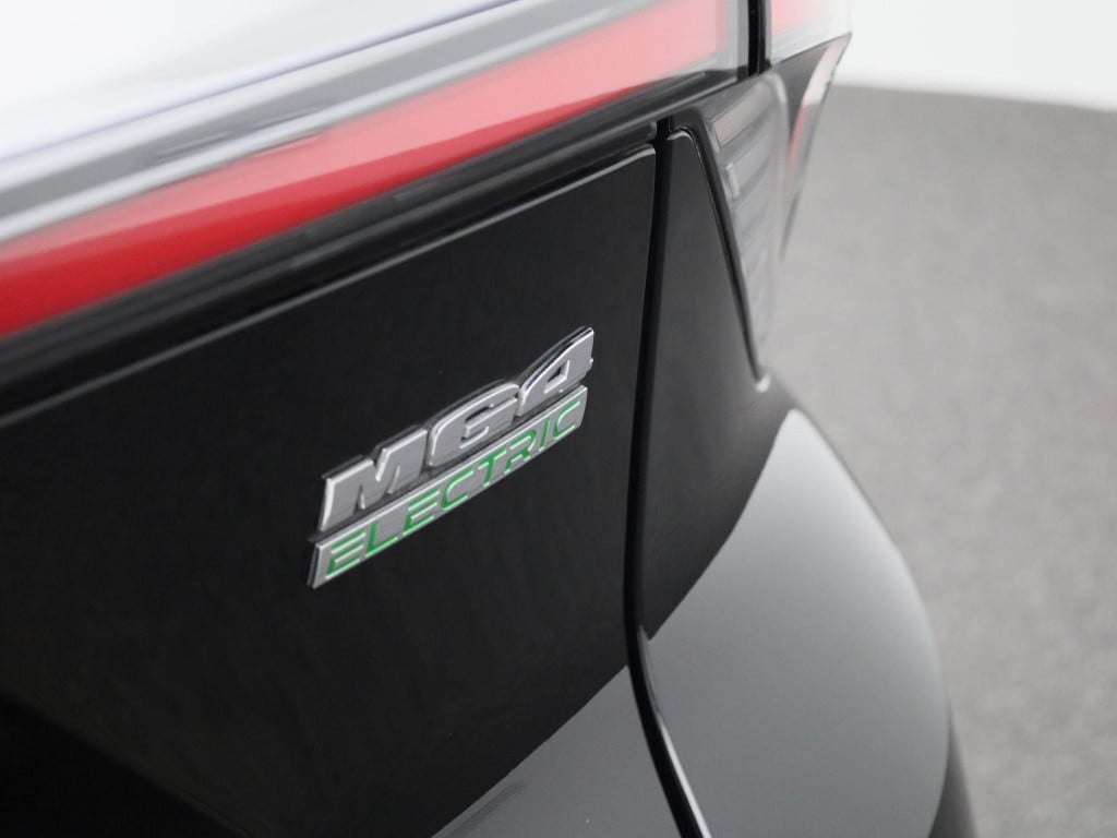 MG Mg4 64 kwh luxury | automaat | navigatie | climate control | apple carpl