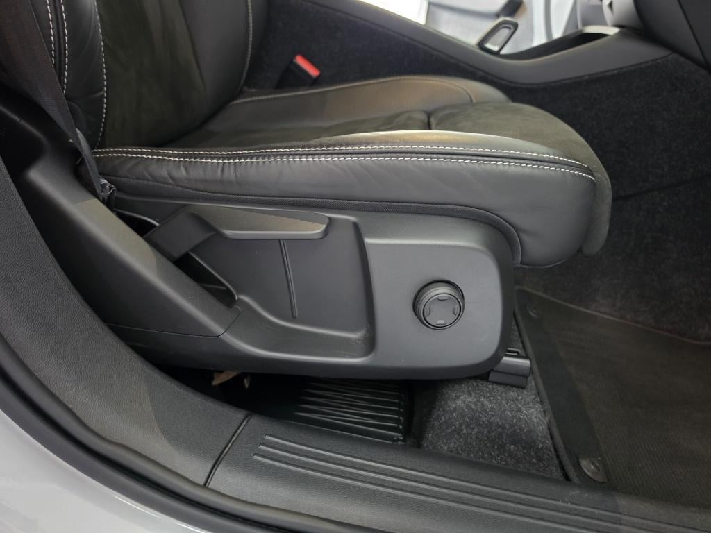 Volvo XC40 r design recharge plug-in hybrid lane assist | trekhaak | camera