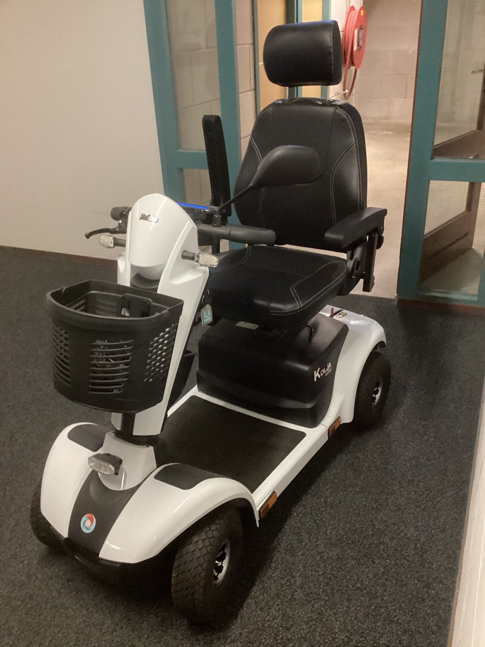 Nieuwe witte luxe scootmobiel