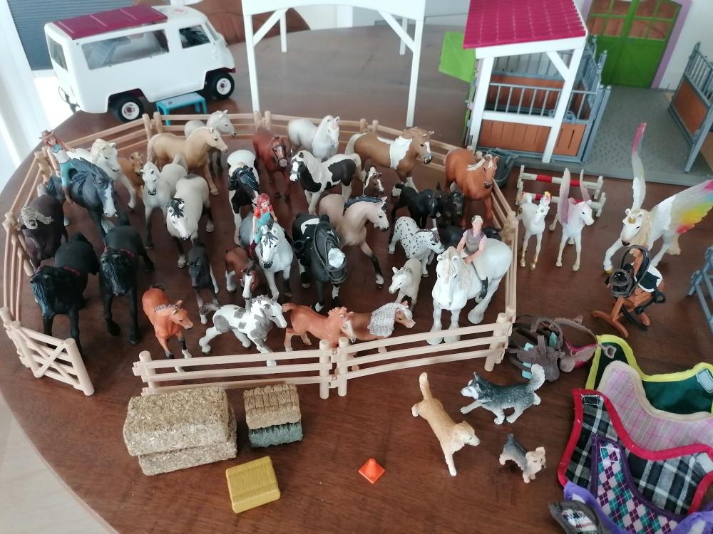 Schleich manege,mobiele dierenarts, paarden ,stalletje, enz.