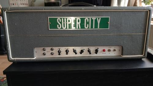 Gereviseerde Super City halfstack