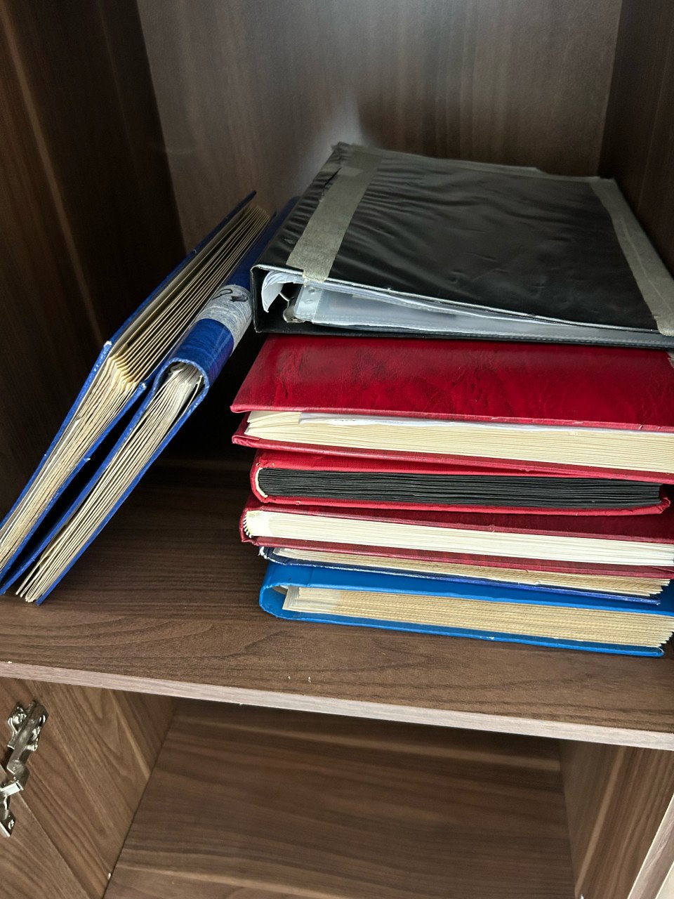 12 boeken  met ansichtkaarten en postzegels vanaf 1967