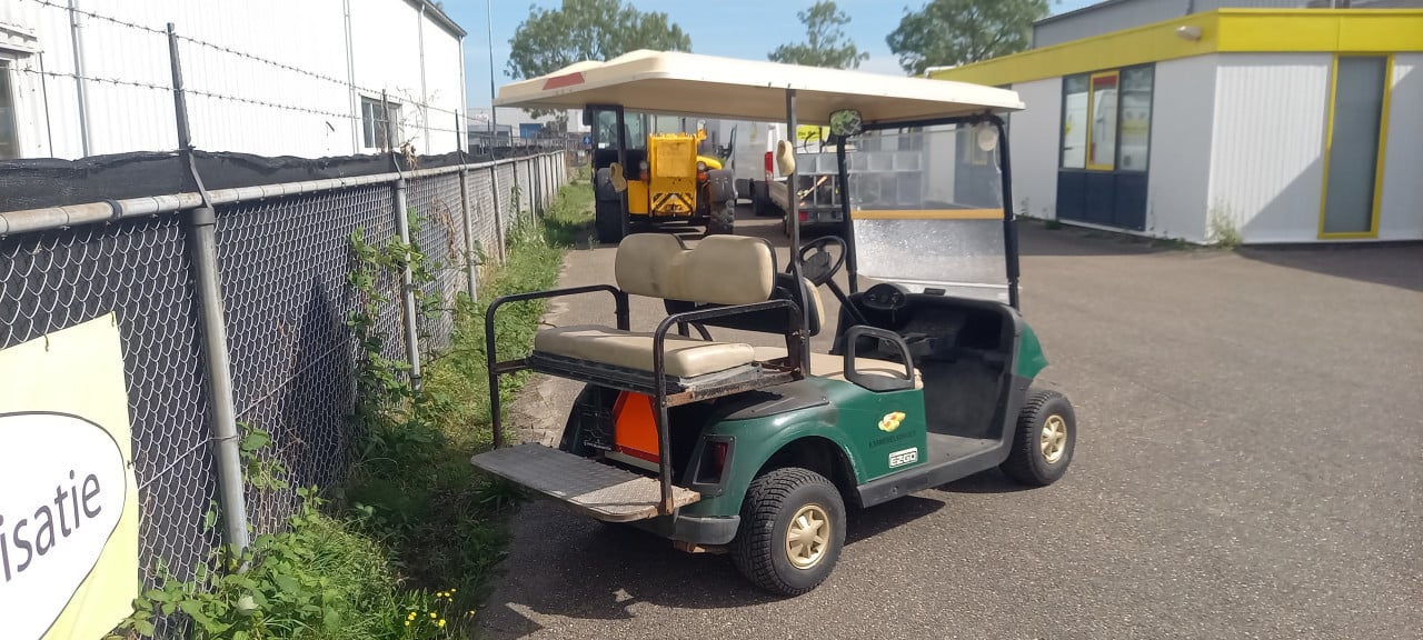 4 x Golfkar met laadbak.