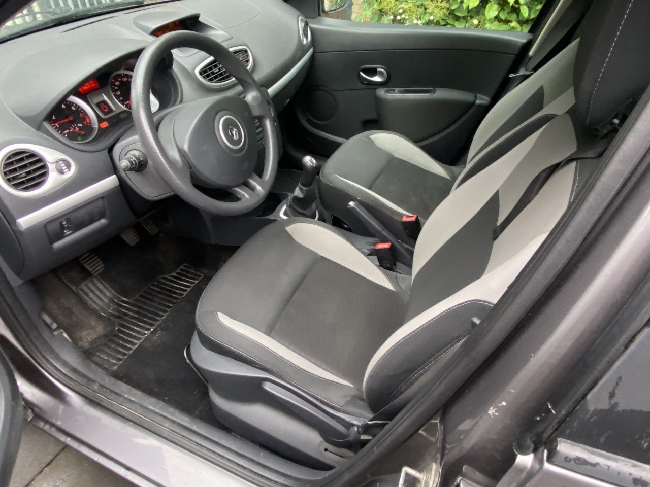 Leuke Renault Clio (2011-175000km) voor leuk prijsje!