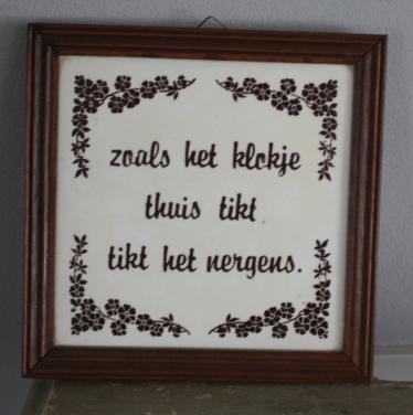 Tegeltje met spreuk in houten listje nr 2