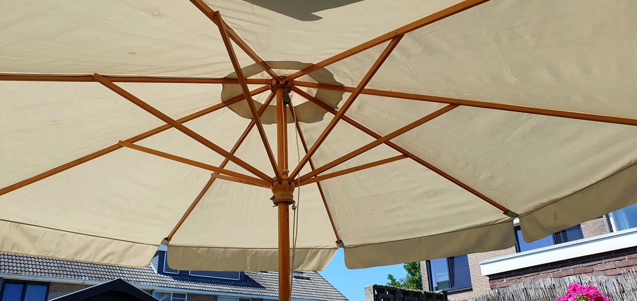 Parasol + tuinmeubel