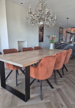 Eettafel / gebakken eiken /zwart metalen onderstel / 240x100x74 cm