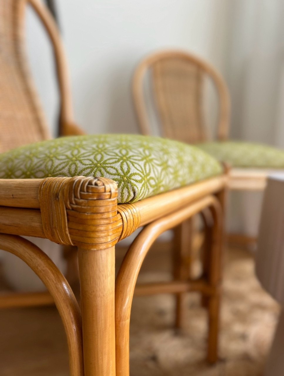 4x rotan/bamboe stoelen met retro bloemenprint
