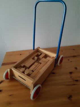 Houten loopwagen