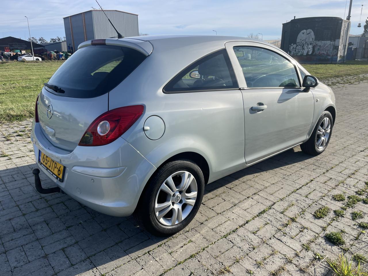 Opel corsa 1.2 16v edition automaat 87000km