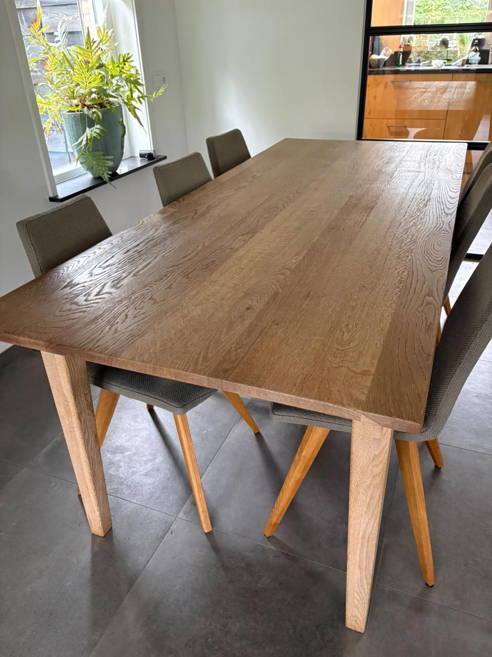 Te koop massief houten (eiken) eettafel met 6 stoelen