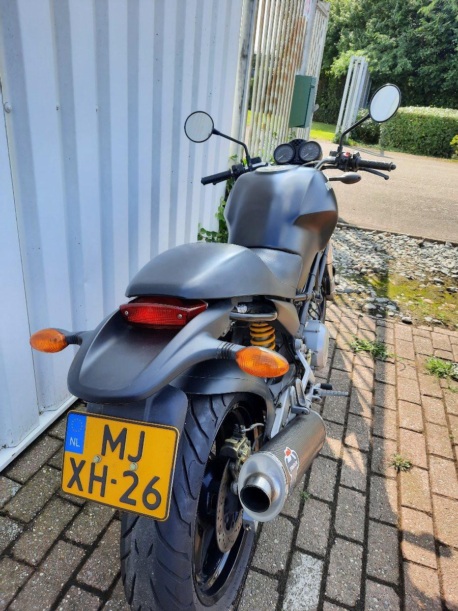 Ducati Monster 620 dark uit 2004