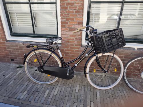 Degelijke fiets met krat (zwart of roze) 26 inch banden
