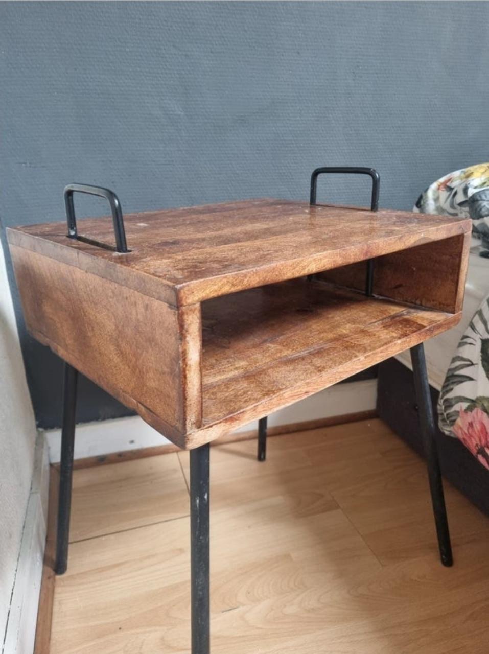 Houten bijzettafel met metalen poten
