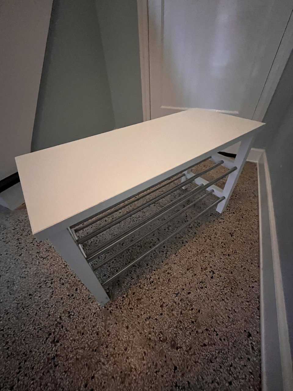 Schoenenrek. Schoenenbankje. Mooi, wit.