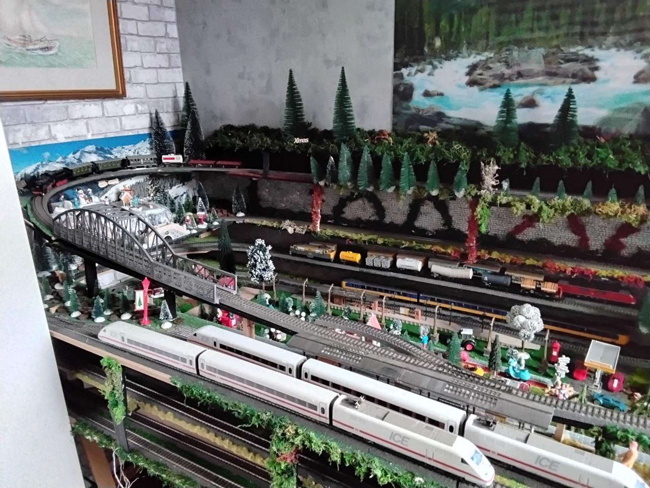 Hele treinbaan met c rails wissels en treinen