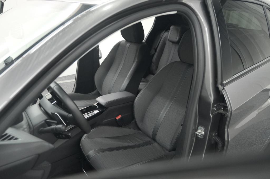 Peugeot 208 puretech 100 eat8 allure pack | camera | apple carplay | parkee