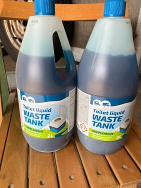 Twee flessen toiletvloeistof.