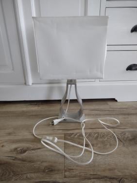 Prachtige tafellamp met witte kap, lichtknop. Tafel lamp.