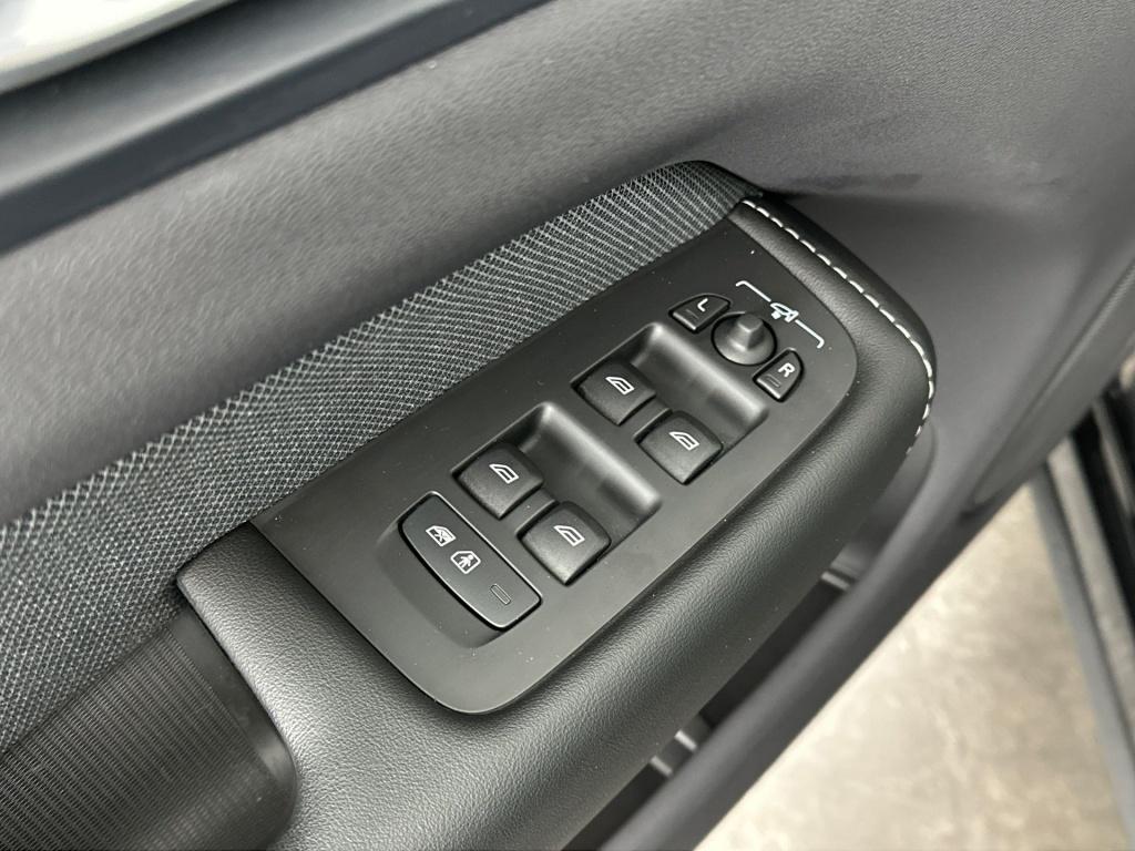Volvo XC60 t6 398pk recharge black edition ultra| pano| luchtvering| 360 ca