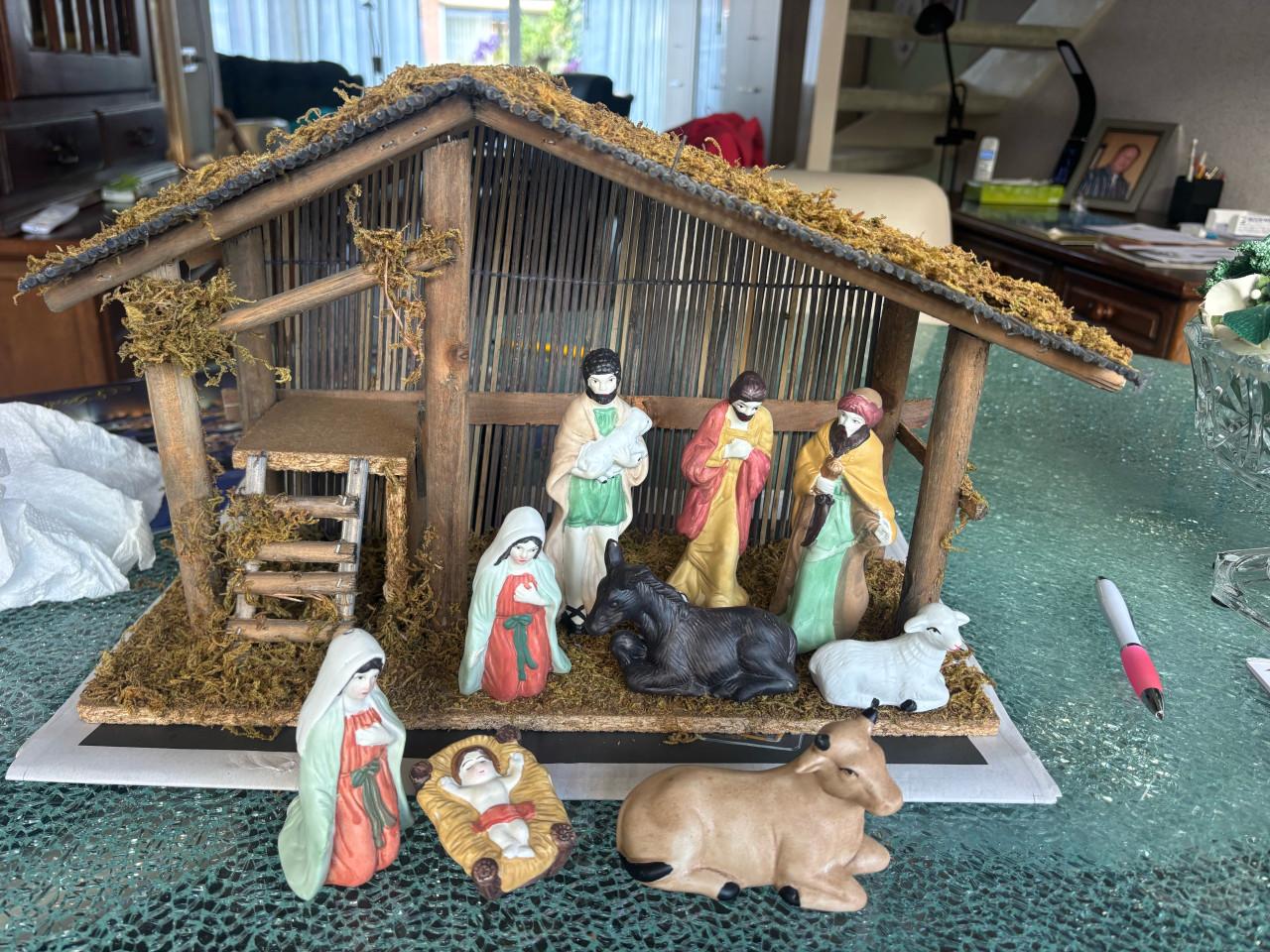 Kerststalletje met beeldjes