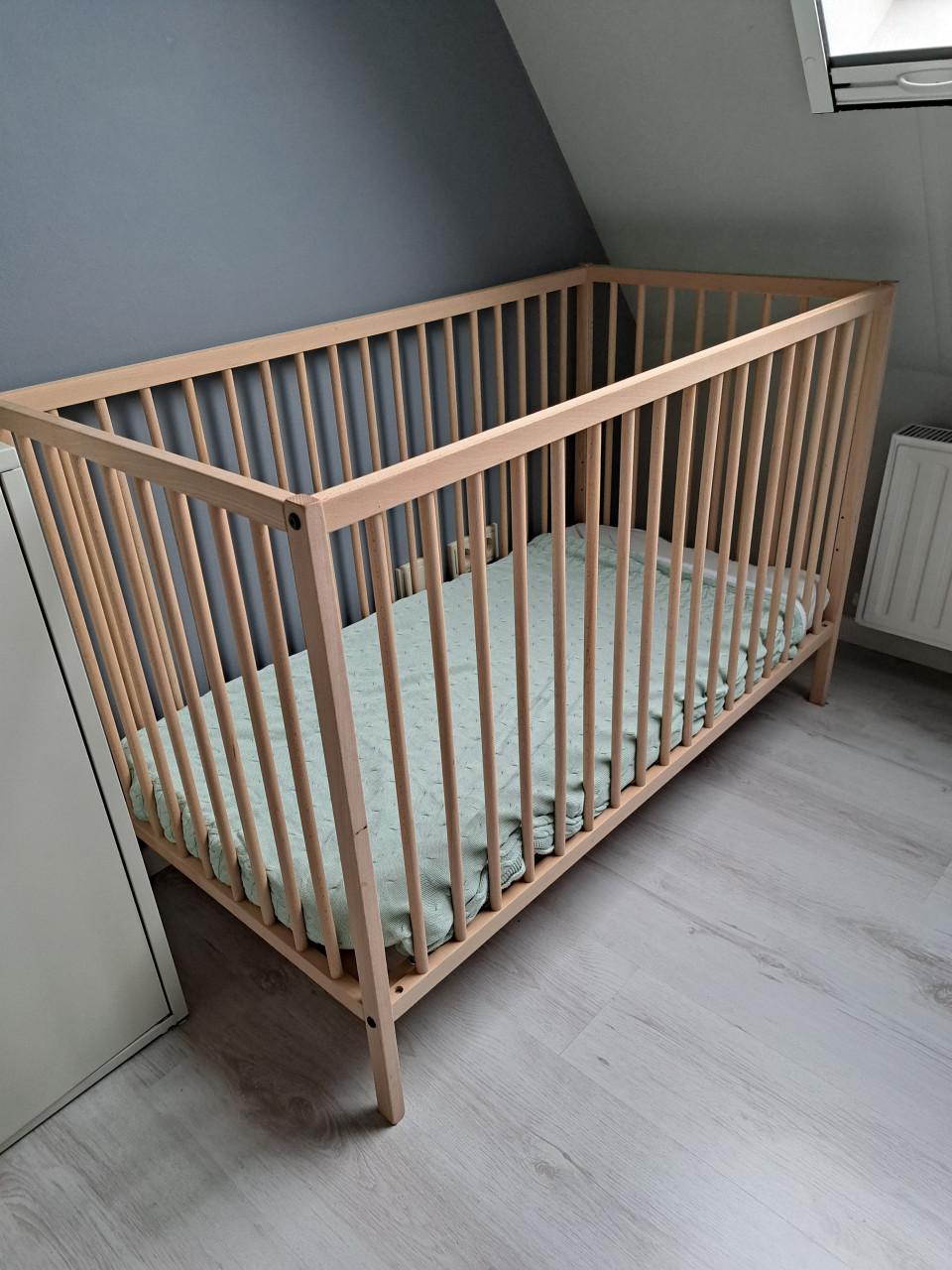 Ledikantje met matras, als nieuw!