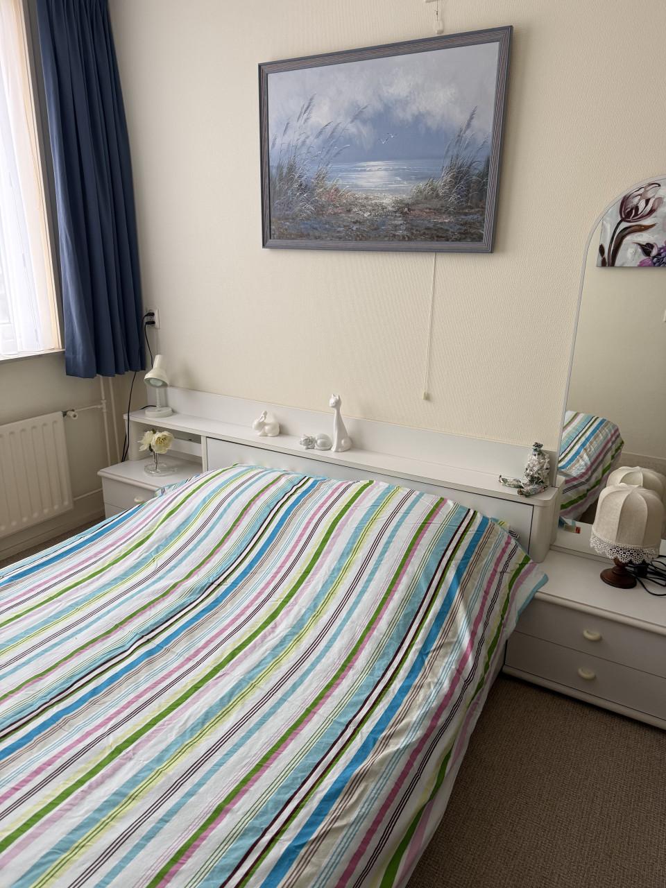 Ledikant met 2 Matras 2 Lattenb 2 nachtk. Ombouw met spiegel.