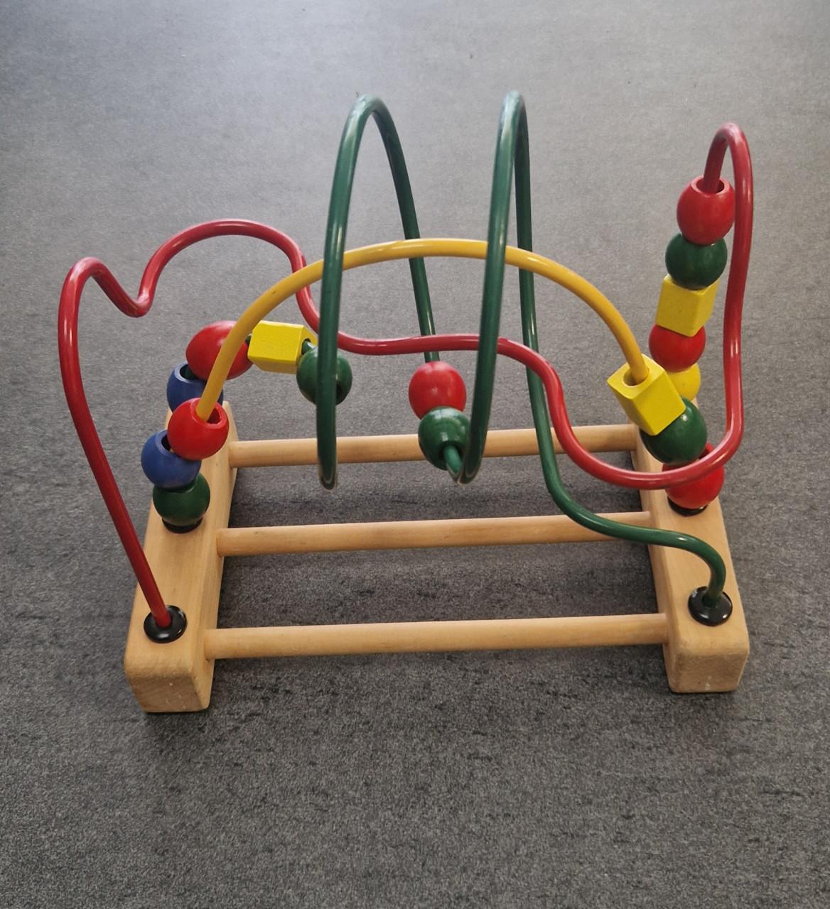 Houten xylofoon (Hema) en houten kralenspiraal (Ikea)