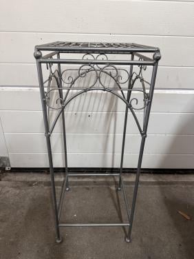 Metalen bijzettafels/plantenstandaards met sierlijke details