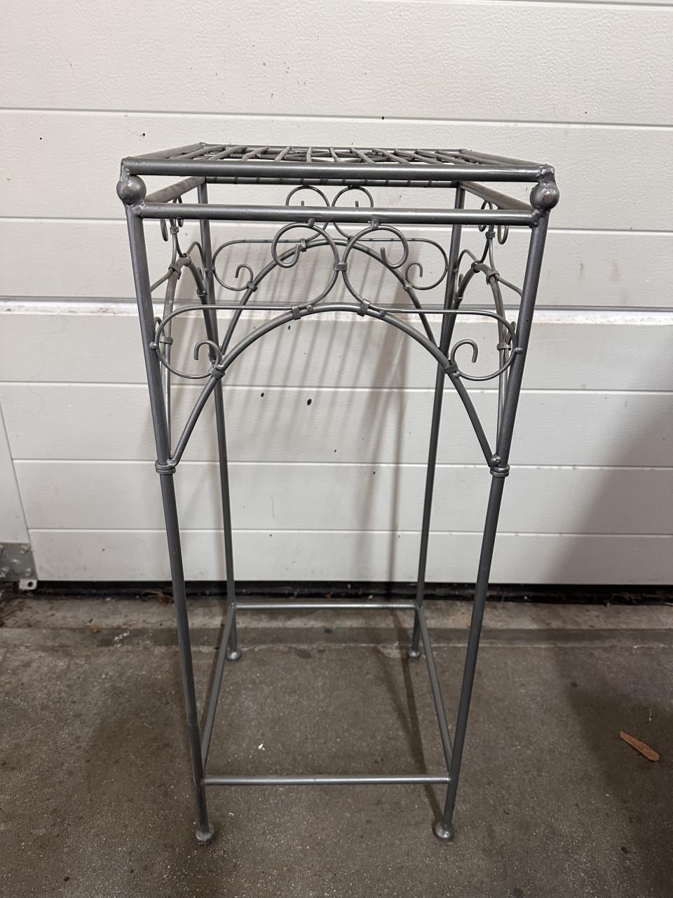 Metalen bijzettafels/plantenstandaards met sierlijke details