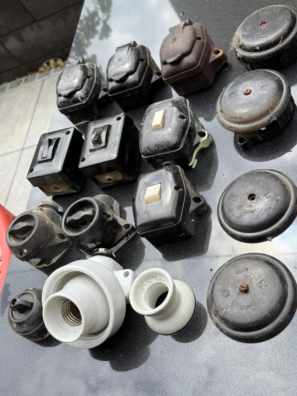 Oud schakelmateriaal van Bakkeliet