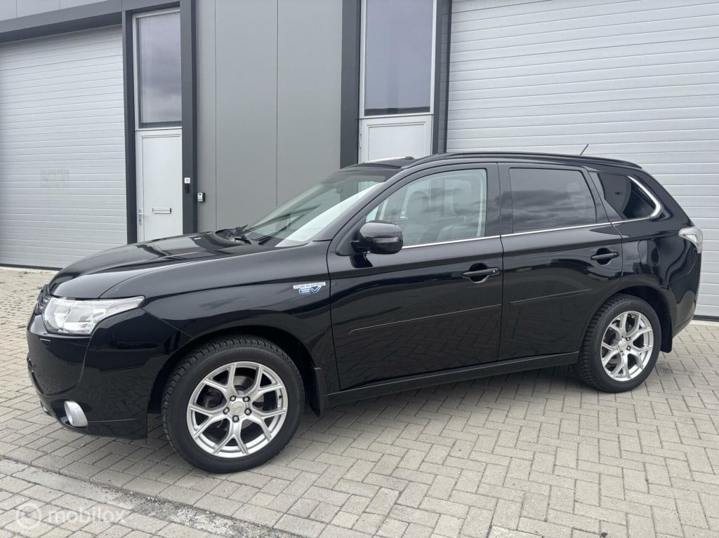 Mitsubishi Outlander 2.0 phev executive schuifdak, trekhaak