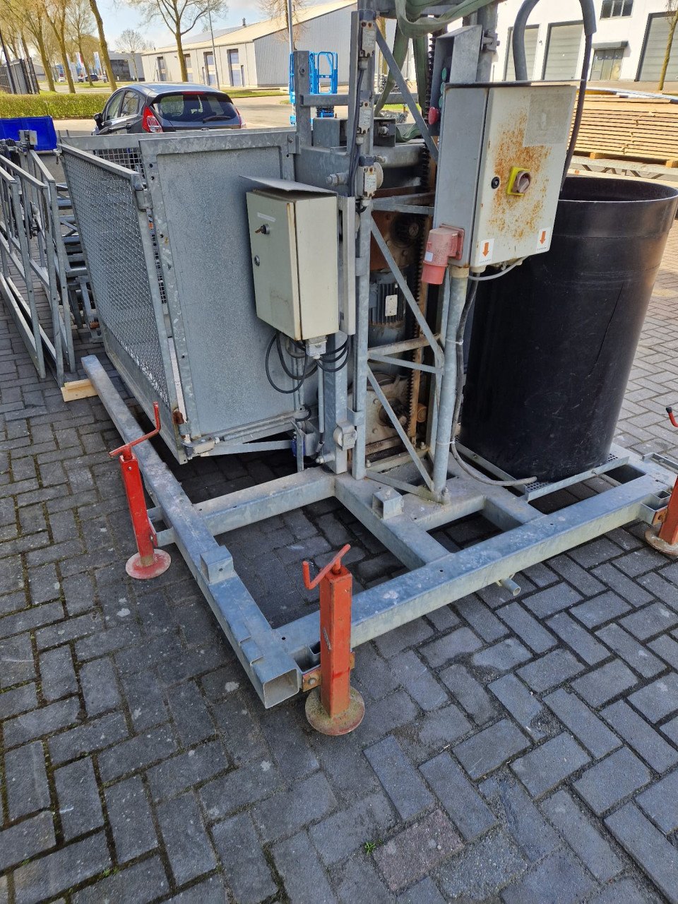 TE HUUR Bouwlift