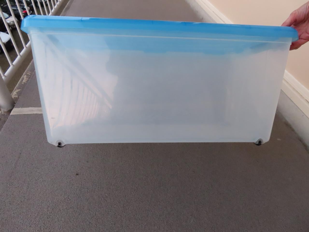 Plastic opberg box Met 4 wieltjes Blauw deksel met sluiting €.7,50