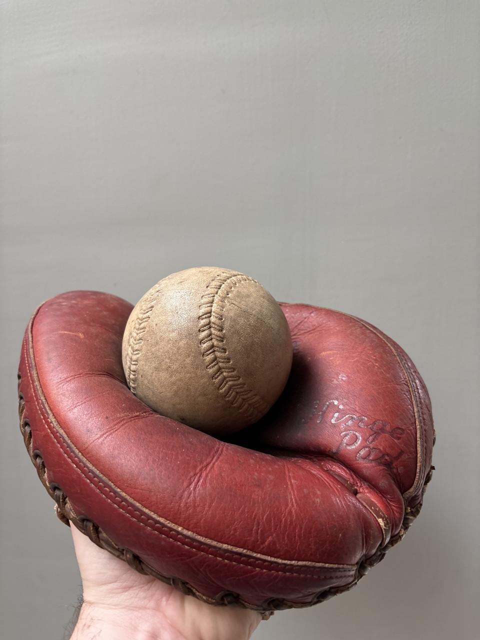 Zeldzame Rode 'Olympian' Honkbalhandschoen + Bal