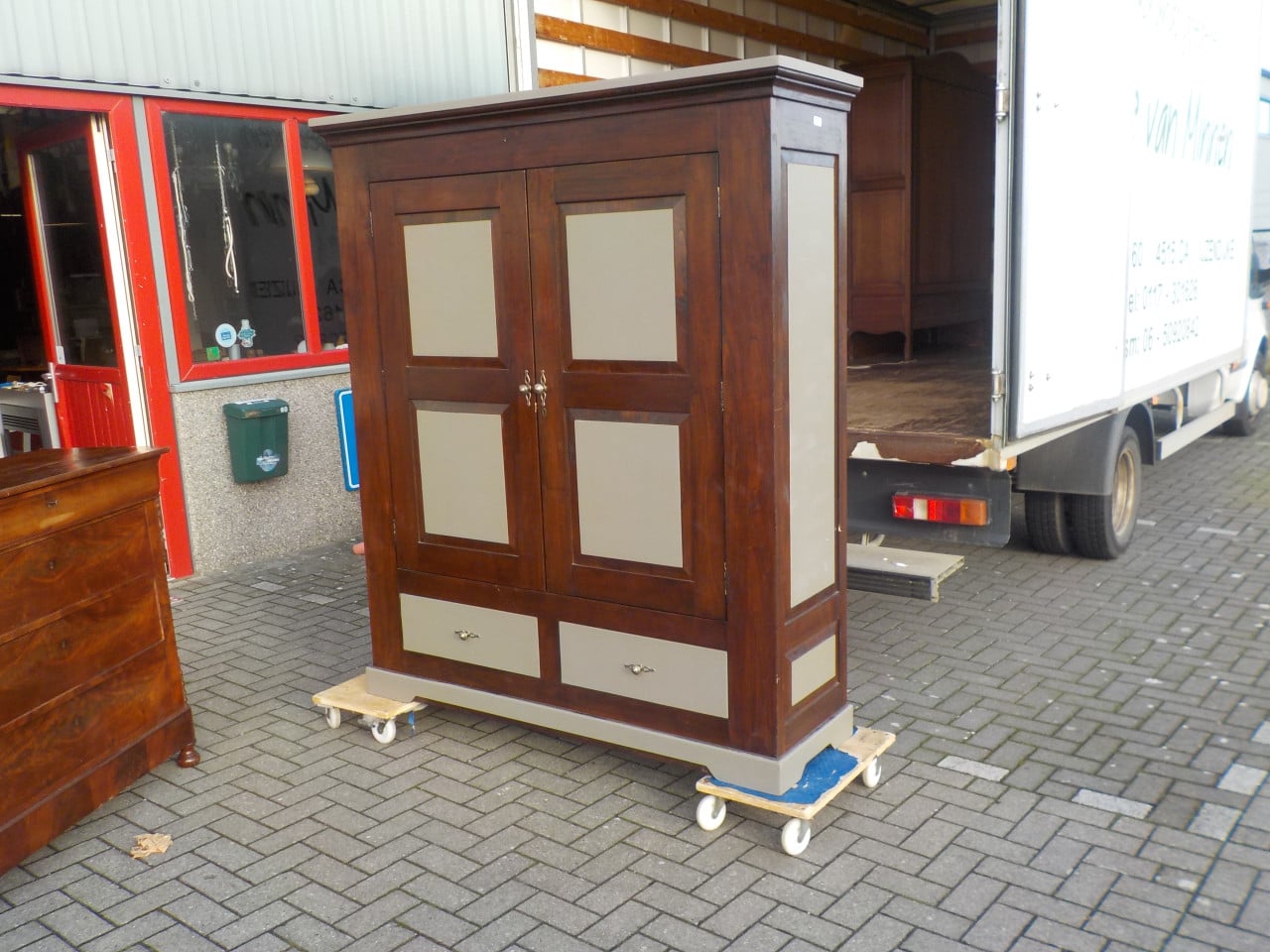 Geheel massief wandmeubel met4 laden waarvan 2 in kast in zeer goede staat