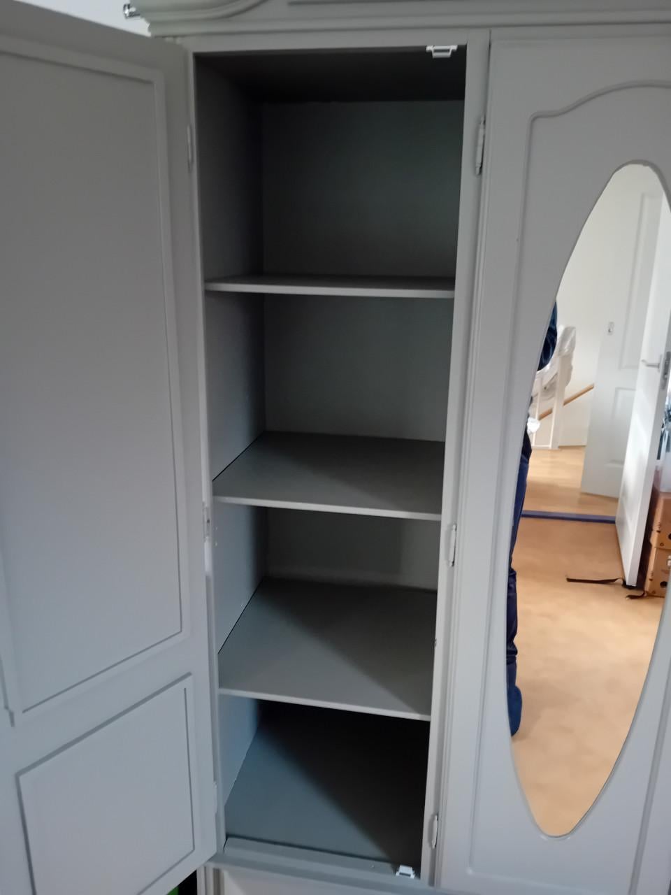 Grote grijze kledingkast met spiegels