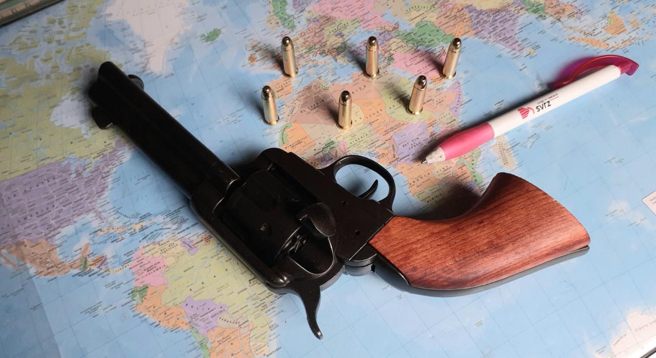 Pistool - een replica  van de .45 kaliber revolver,