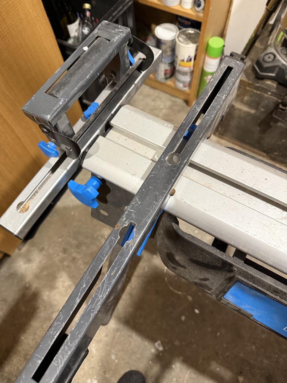 Afkortzaag onderstel (met stekkerdoos en bankschroef)