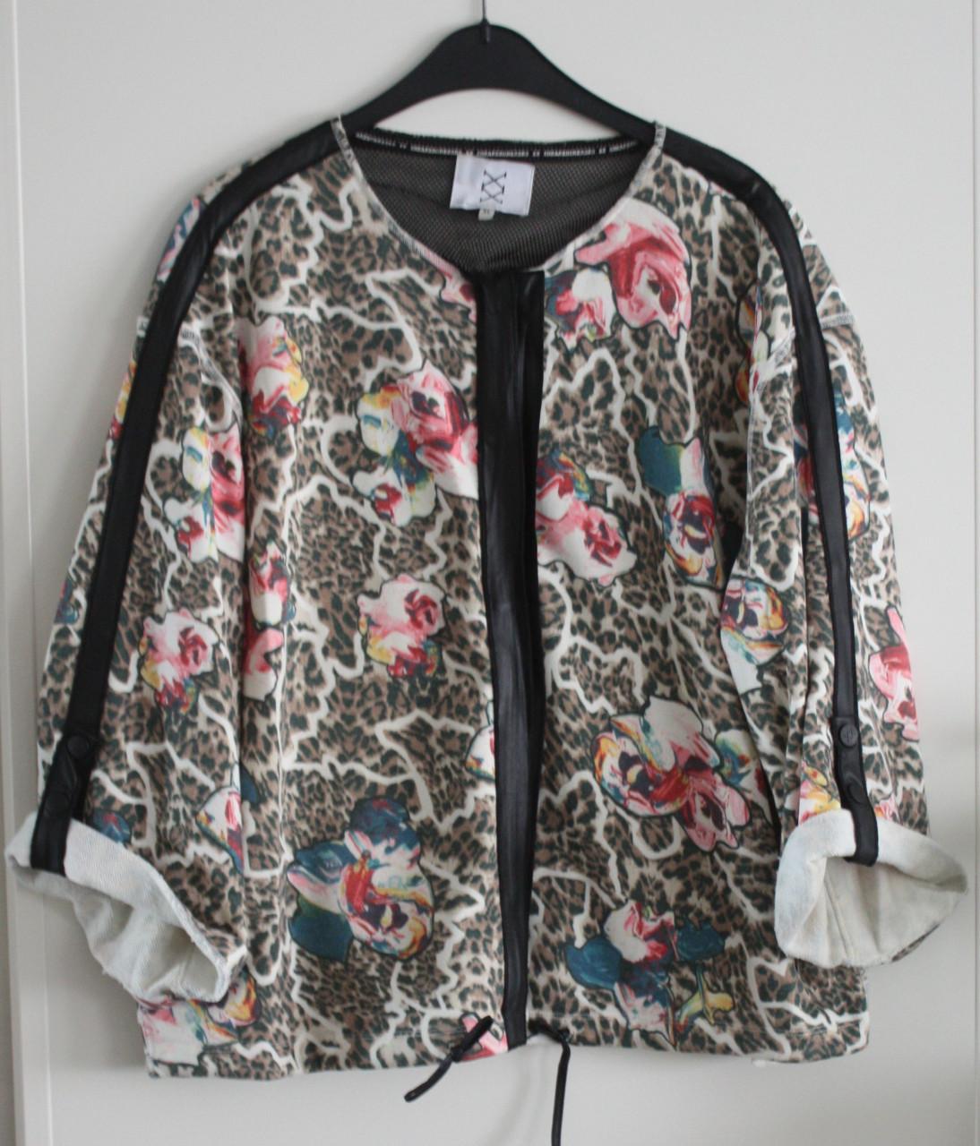 Vest bloemen en panter  print maat xxxl