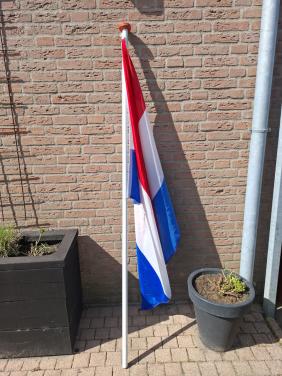 Vlaggenstok met Nederlandse vlag