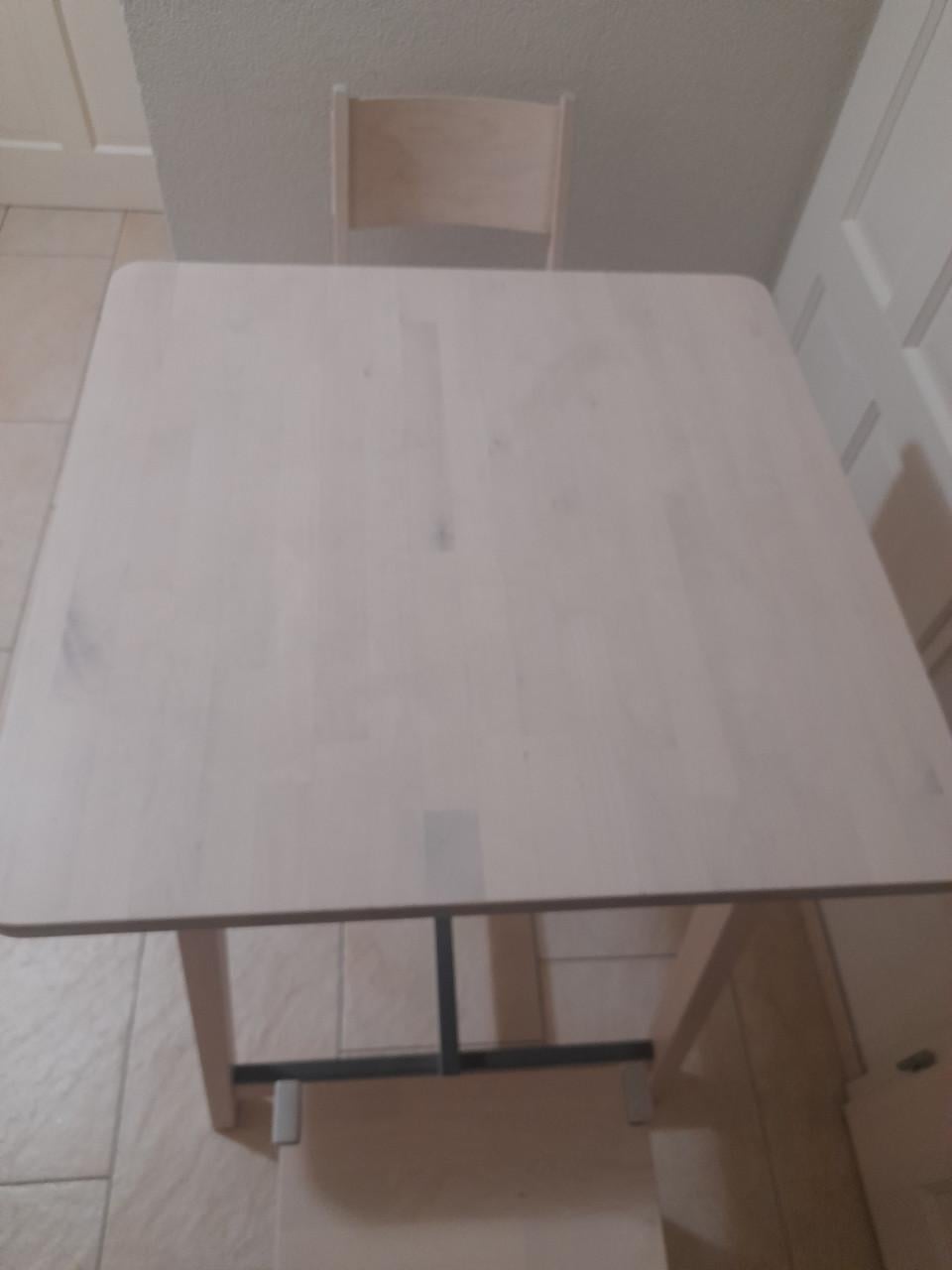 Bartafel 75 x 75 met 2 barkrukken (in goede nette staat )