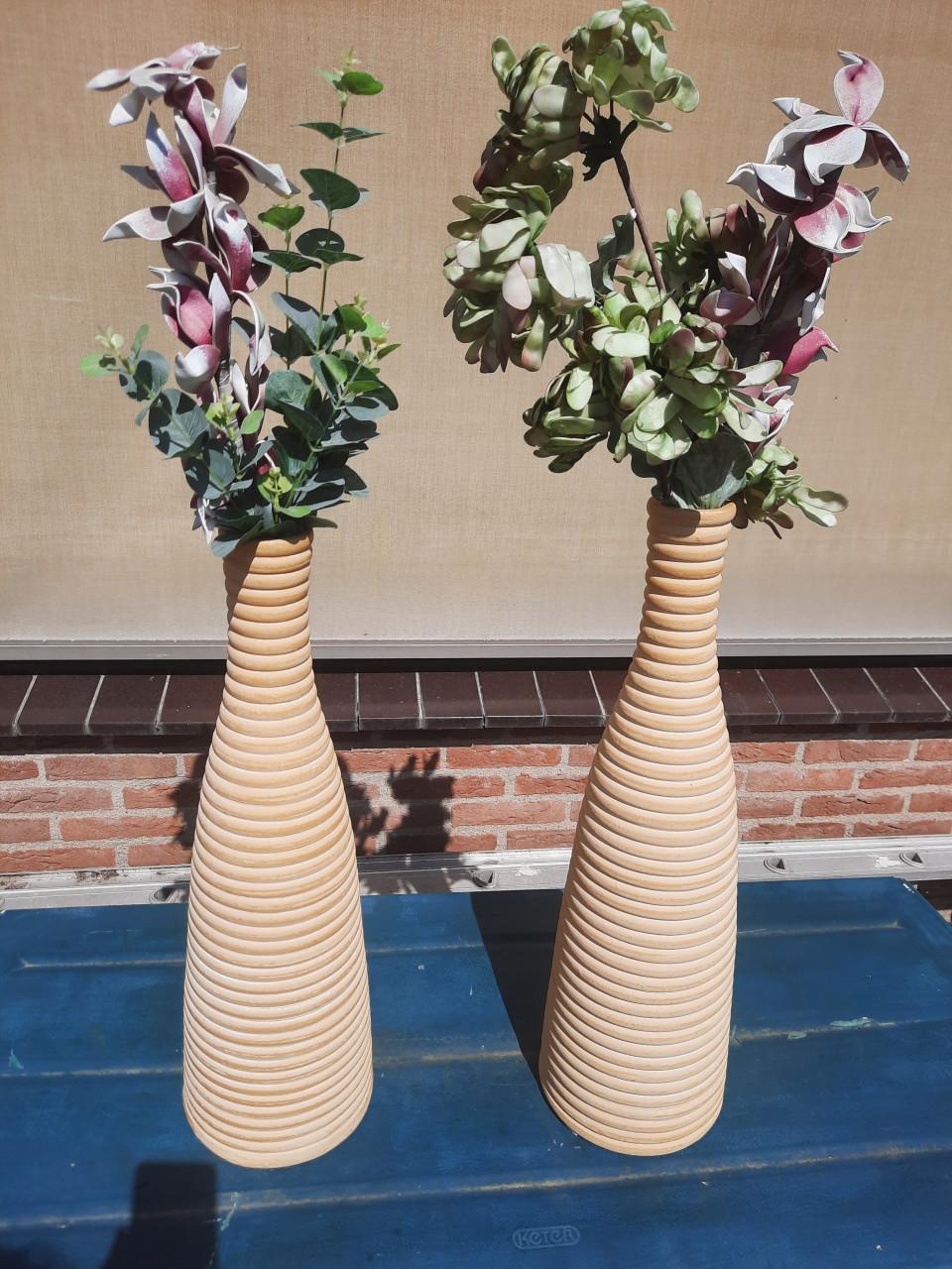 2 hoge vazen met bloemen