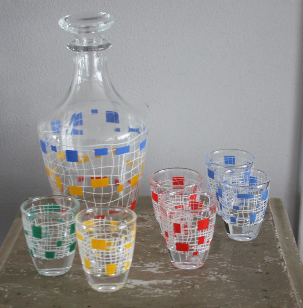 Vintage retro karaft met glaasjes verschillende kleurtjes