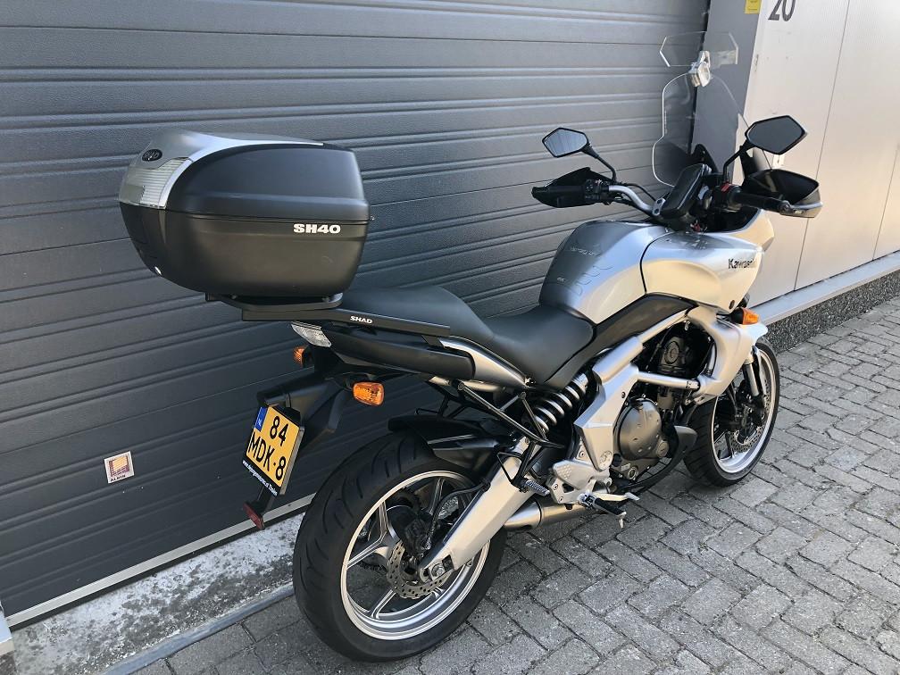 Keurige middenklasse Versys 650 '07 met 45dkm, veel Givi extra's €3250,-